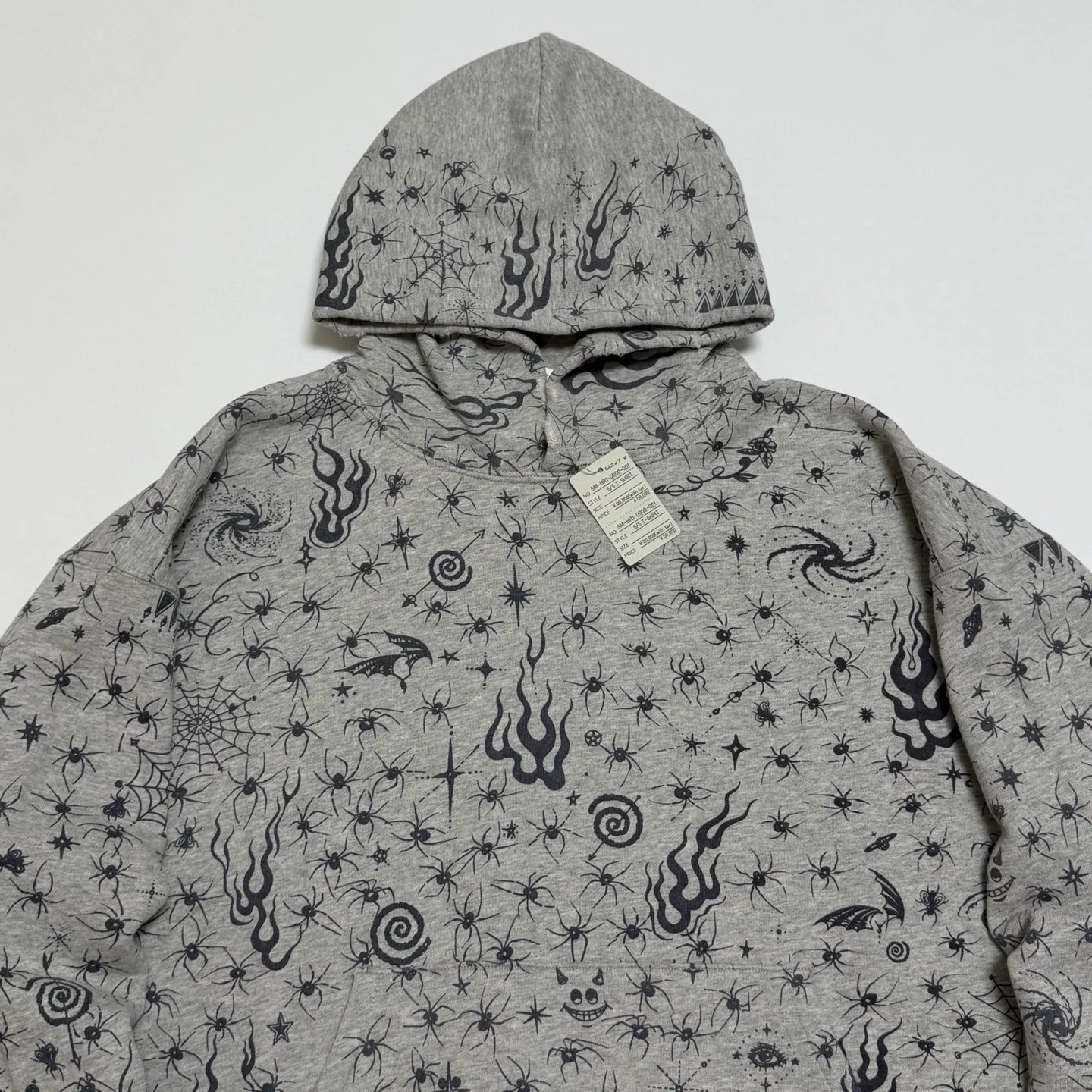 SAINT Mxxxxxx x DR. WOO HOODIE ' Dr.Woo ' /GRY Flame Swirl Spider Web Hoodie Distressed Gray S-XL Custom-woven and dyed nostalgic gray fabric. After printing, the garment is sprayed with potion to cause the fabric to oxidize and fade. A large number of artificial fabric destruction processes are added to make the whole piece of clothing look aged and unique like a work of art. This hoodie is co-branded with a famous tattoo design artist and customized with a full set of Dr.Woo accessories. Bringing you authentic items!